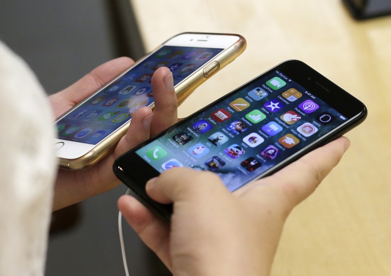 蘋果公司同意支付最高5億美元，以解決iPhone「降速門」集體訴訟案。 （美聯社照片/佐藤喜一郎，檔案）