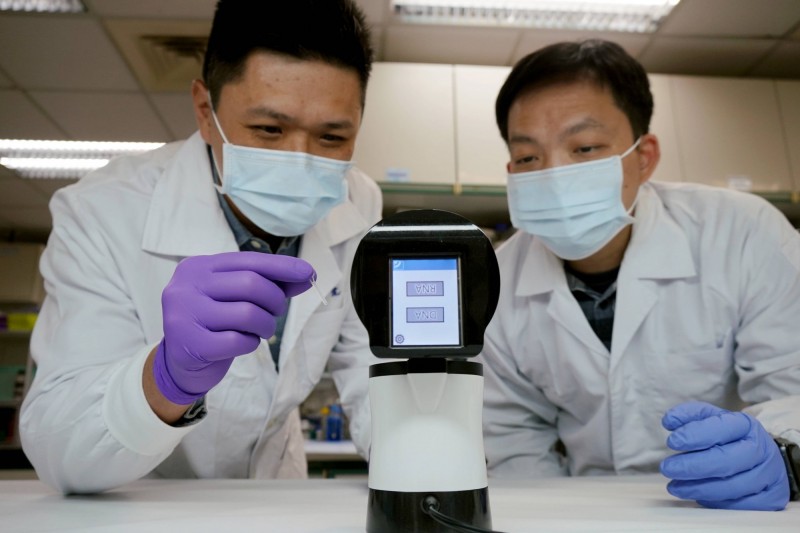 防疫如同作戰,因應新型冠狀肺炎疫情,工研院等團隊開發核酸分子快篩系統,不僅篩檢時間縮短到1到1.5小時,更可於被感染初期就可在1小時檢驗出(工研院提供)