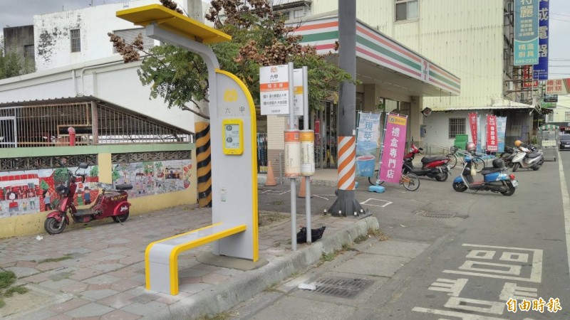 太陽能電子紙智慧站牌，位在六甲區的六甲站。（記者洪瑞琴翻攝）