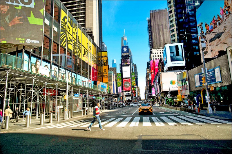 武漢肺炎在歐洲及美國快速蔓延重創觀光零售業，圖為14日美國紐約觀光地標時代廣場，街頭人潮稀落冷冷清清。（路透）