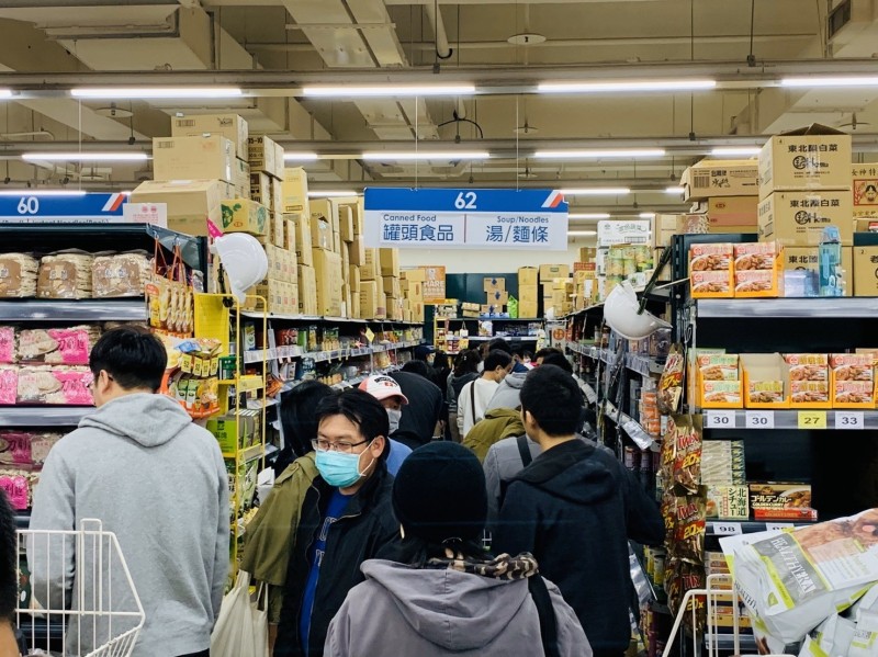 武漢肺炎確診病例昨日衝破三位數，量販店和超市昨晚立刻湧入搶購民生物資的人潮，搶購的物資分別是罐頭、米、油、泡麵、衛生紙、冷凍和冷藏食品，銷量較上周暴增2~3倍。（圖由業者提供）