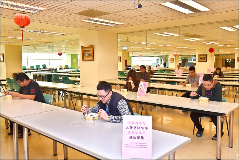 竹科廠商員工自助餐廳用餐型態紛拉大座位，避免近距離飛沫傳染。
（力積電提供）