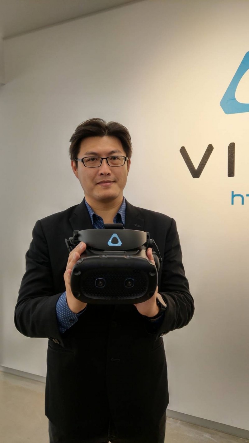 宏達電的VIVE Cosmos。圖為宏達電台灣區總經理陳柏諭。(記者王憶紅攝)