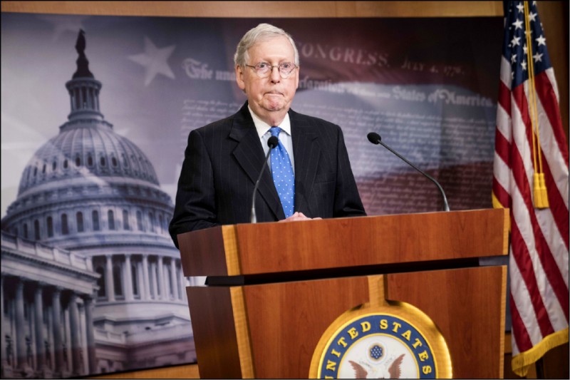 美國參議院多數的共和黨領袖麥康奈週四推出規模逾一兆美元(逾三十兆台幣)緊急經濟紓困案,包括將對個人發放現金加碼至一二○○美元。(彭博)