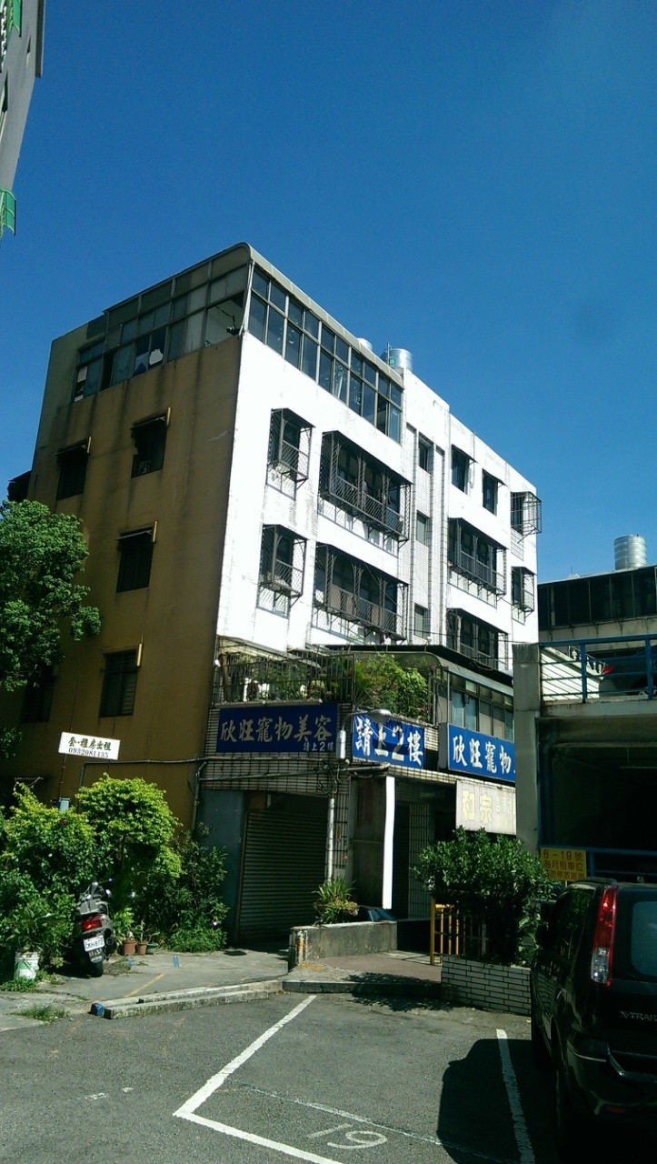 林口區中山路一處社區經鑑定為海砂屋,住戶將都更重建。(都市更新處提供)