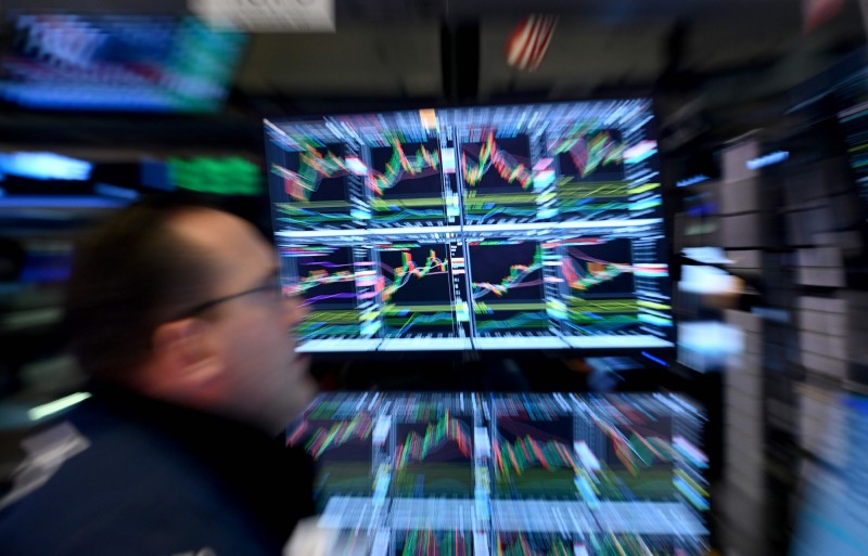 由於多個經濟數據本週將公佈，外界預料美股劇烈波動的形勢可能繼續。（法新社）