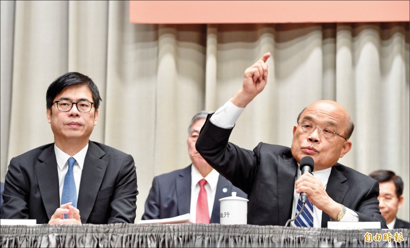 因應新冠肺炎疫情，行政院2日加開臨時院會，通過新冠肺炎特別條例修正案，加碼特別預算新台幣1500億元，整體紓困規模已達1兆500億。會後行政院長蘇貞昌率部會首長說明。（記者羅沛德攝）