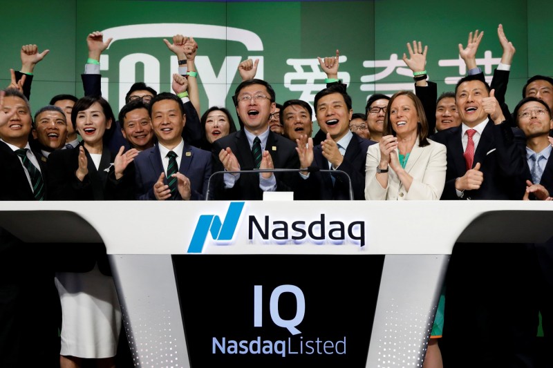 中國影音串流平台愛奇藝，被美國放空機構指控業績造假。圖為愛奇藝2018年在納斯達克上市的畫面。（資料照，路透）