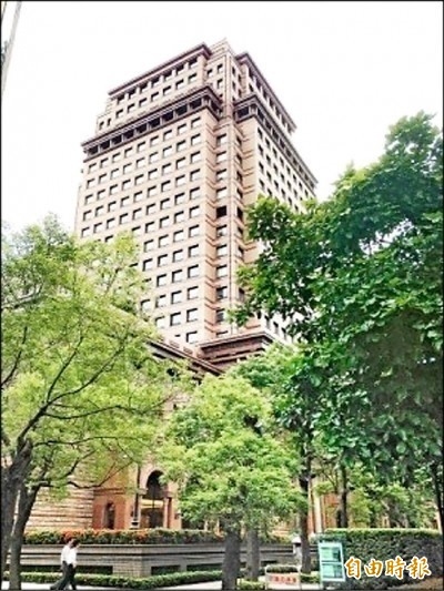 受疫情影響浮現,國泰金今公布3月稅後盈餘44.6億元,相較2月大賺82.9億元,3月獲利幾乎腰斬。(資料照)