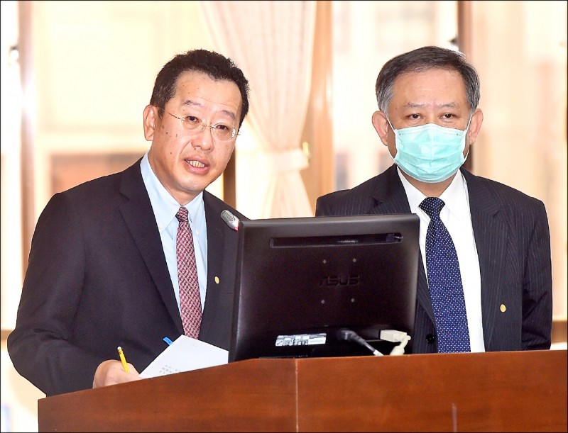 立法院財政委員會昨邀請金管會主委顧立雄（左）、華南金控董事長張雲鵬（右）列席備詢。（資料照）