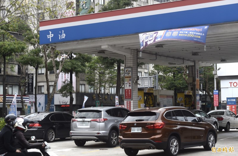 中油公司表示,自明(20)日凌晨零時起汽、柴油價格每公升各調降0.9及1.0元。(資料照)