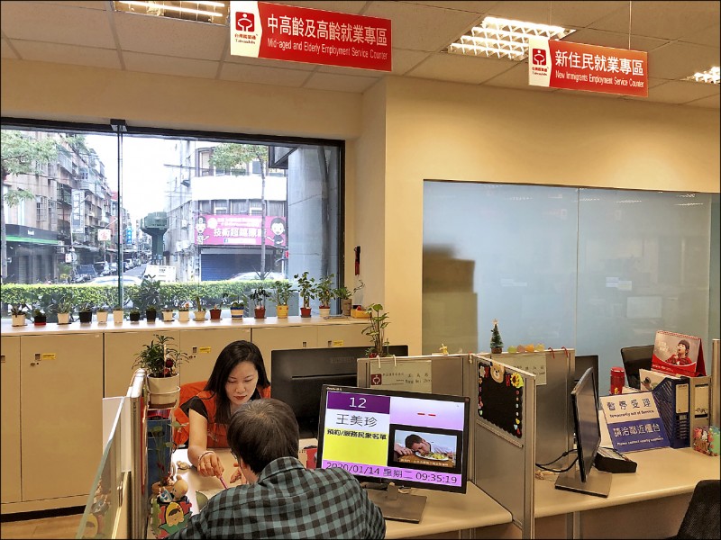 中高齡就業法將於下月實施，相關子法也已經陸續完成。（資料照）