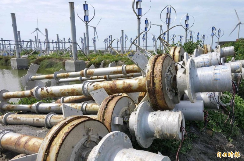 王功風力發電區長期未運轉，發電機已經多處生鏽，不少零件被拆下堆置在旁。（記者陳冠備攝）