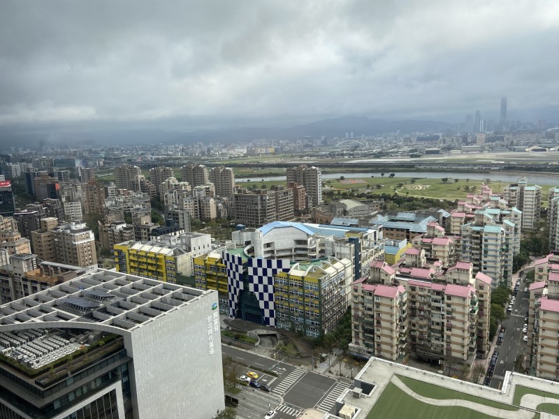 疫情對於房市衝擊浮現，六都地政局今發布4月買賣移轉棟數，相較3月，全數出現衰退情形，尤其是中、南部三都較為明顯，減幅均超過1成。（記者徐義平攝）