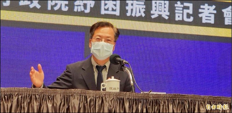政委龔明鑫將放寬「小規模營業人簡易申貸方案」門檻，下週一生效，並擴大適用對象，已開發票、月銷售額二十萬元以下店家也可申請。（記者李欣芳攝）
