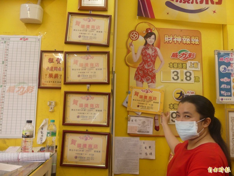 店家指著去年十二月才開出的頭獎認證牌。（記者吳正庭攝）