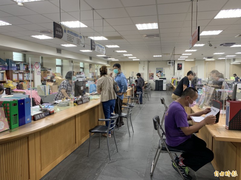 到東勢區公所申請及洽詢一萬元紓困方案的民眾，從上午到中午不間斷，社會課櫃檯都坐滿人。（記者歐素美攝）