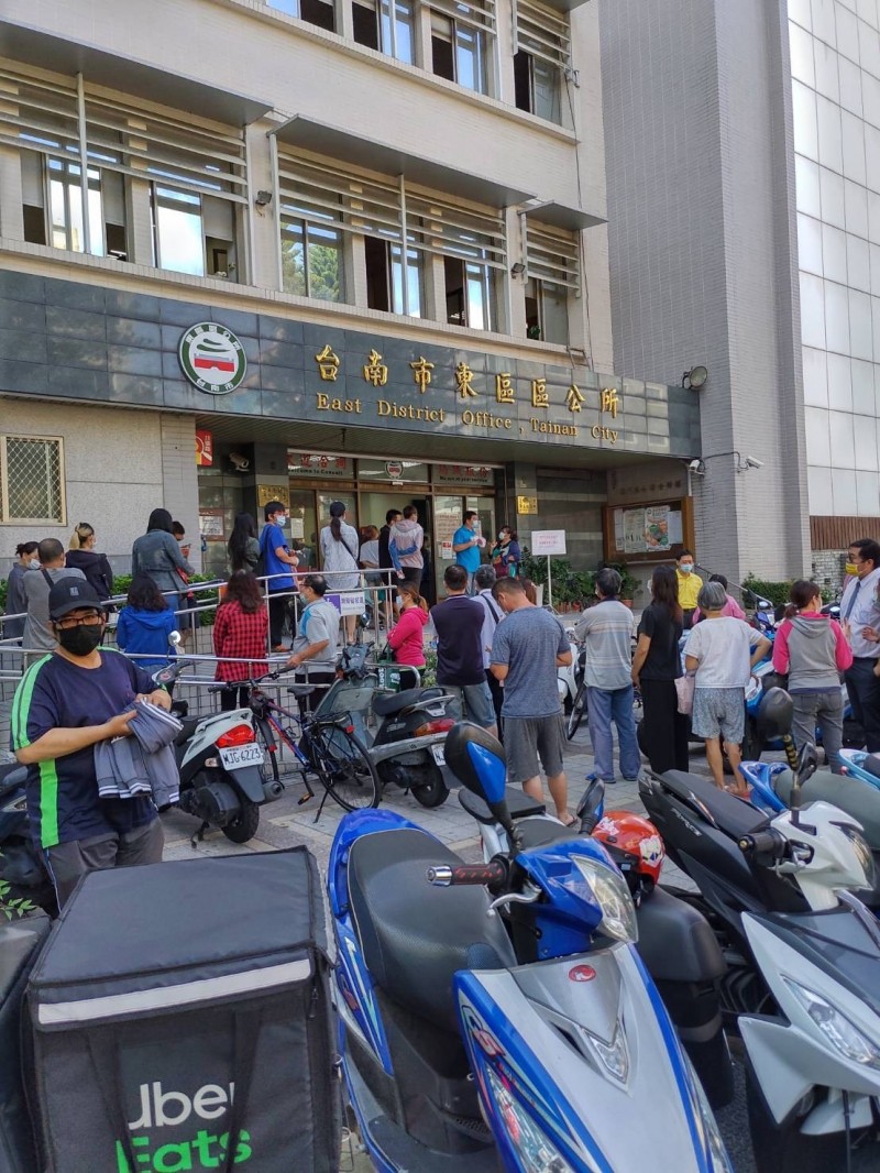 政府擴大紓困對象無保工作者，申請者大排長龍。（記者洪瑞琴翻攝）
