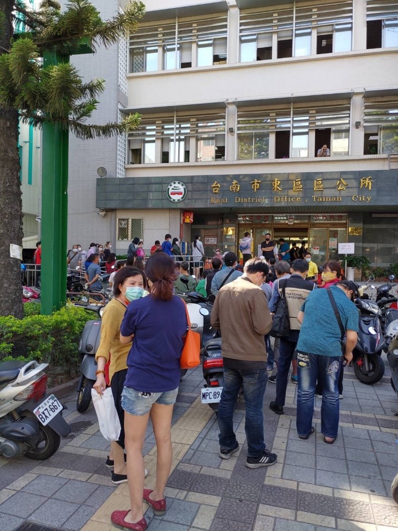 政府擴大紓困對象無保工作者，申請者大排長龍。（記者洪瑞琴翻攝）