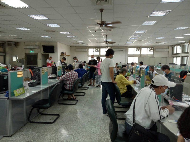 申請民眾多，各區公所加派人手應付。（記者洪瑞琴翻攝）