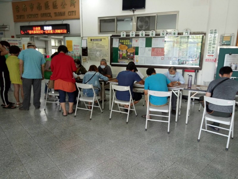 申請民眾多，各區公所加派人手應付。（記者洪瑞琴翻攝）