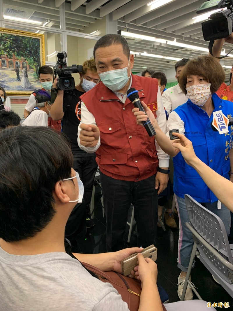 侯友宜慰問到公所申請急難紓困的民眾，「不會讓你們多跑好幾趟。」（記者林欣漢攝）