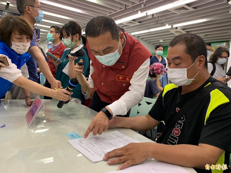 侯友宜關心前來申請急難紓困的民眾。（記者林欣漢攝）