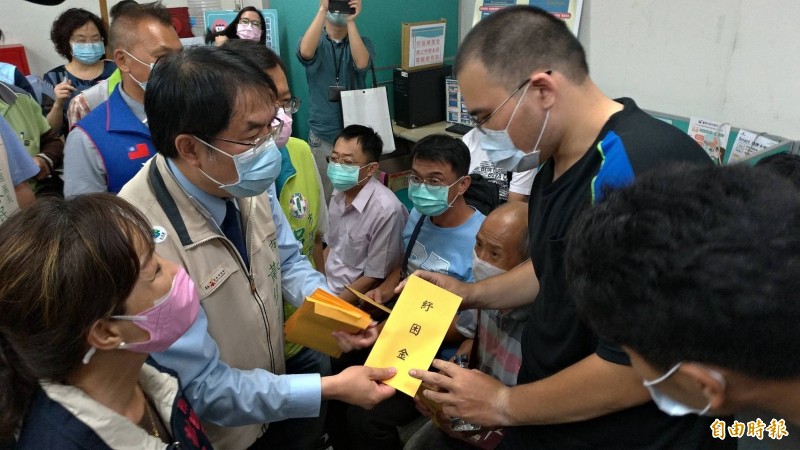 無保萬元紓困 黃偉哲搶先發10萬現鈔給審核通過10人