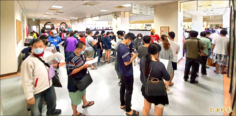 蘇揆宣布「快速收件、中央審核、基層免責」後，昨天無加保工作者紓困作業流程已順暢很多。圖為高雄市鳳山區公所排隊人潮（記者陳文嬋攝）。
