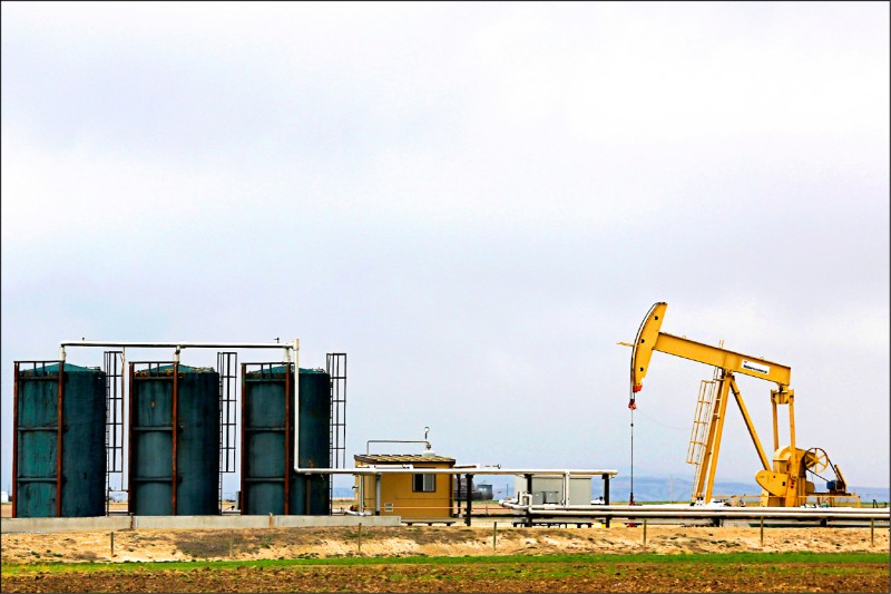 負油價事件讓投資人損失慘重，向金管會等相關單位投訴。（路透）