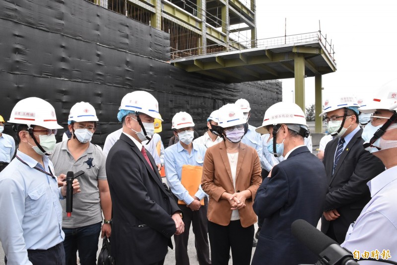 經濟部長沈榮津（左3）、立委蘇治芬（褐衣服者）等人會勘台塑麥寮海水淡化廠新建工程進度。（記者黃淑莉攝）