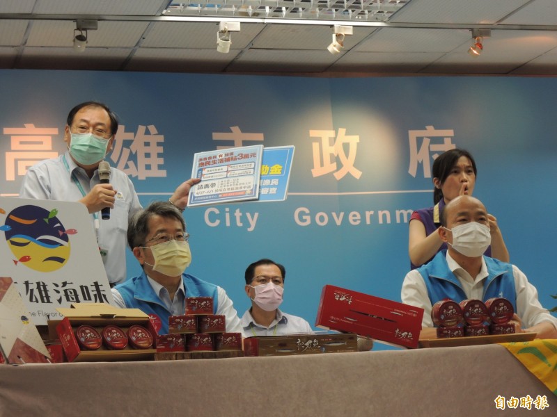 高市海洋局長趙紹廉（後排左一）說明漁民紓困方案，並賣力促銷高雄水產品。（記者王榮祥攝）