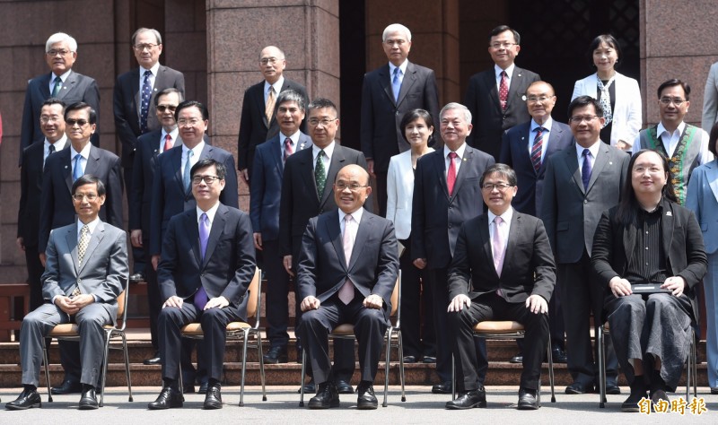 行政院長蘇貞昌率內閣總辭後，在行政院廣場合影。（記者劉信德攝）