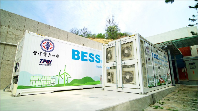 台電斥資7500萬元聯手台達電，設立台灣最大且為首座併入電網系統的2MW儲能系統，昨於金門正式啟用，落實金門智慧低碳示範島計畫。（台電提供）