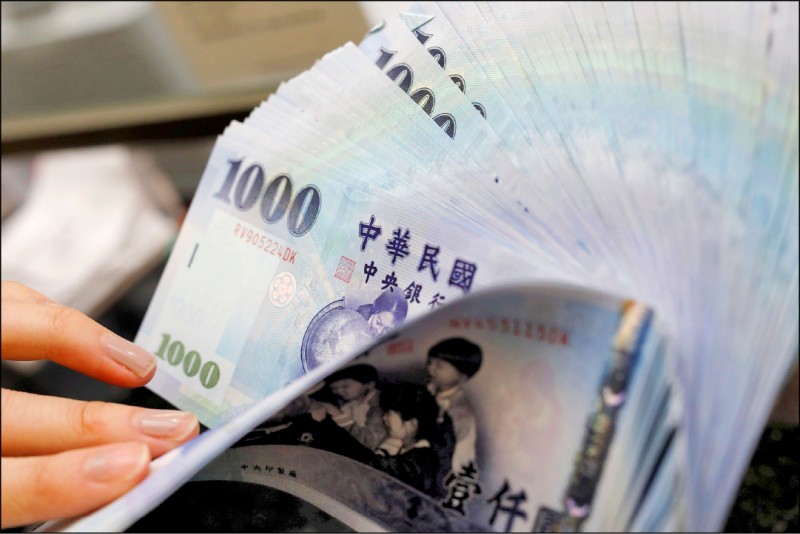 富邦金及國泰金去年同步踩煞車,西進零匯出。(路透)