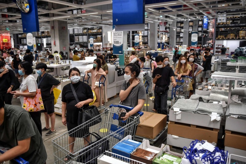 泰國17日重開商場，曼谷一家IKEA商場，購物人潮滿滿。（法新社）