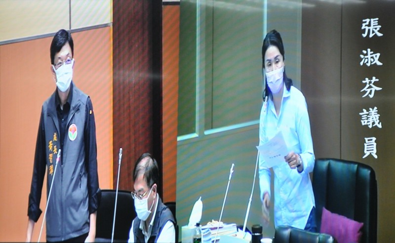 苗栗縣議員張淑芬在議會總質詢，針對永和山水庫施設太陽能光電設施，要求縣府做好把關。（記者彭健禮翻攝）