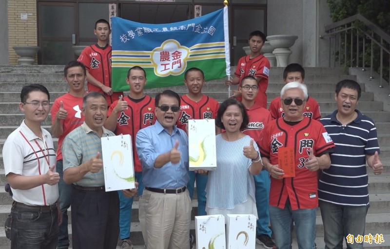「金門航空」籌備處總召集人陳滄江（前排右二）、召集人蔡傳成（前排左三），贈送參加玉山盃青棒錦標賽的金門青棒隊禮物，由金門高職校長劉湘金（前排右三）代表接受。（記者吳正庭攝）