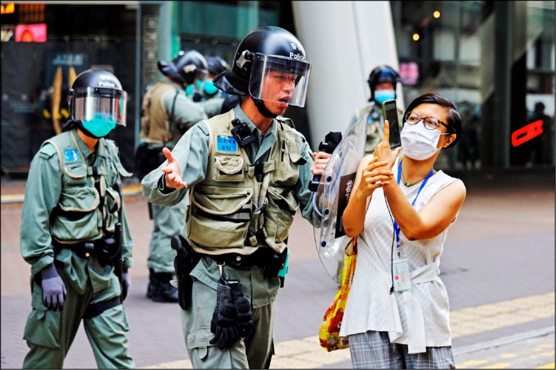 中國政府強推「港版國安法」、剝奪香港自由，美國白宮首席經濟顧問庫德洛指出中國鑄下大錯。（美聯社）