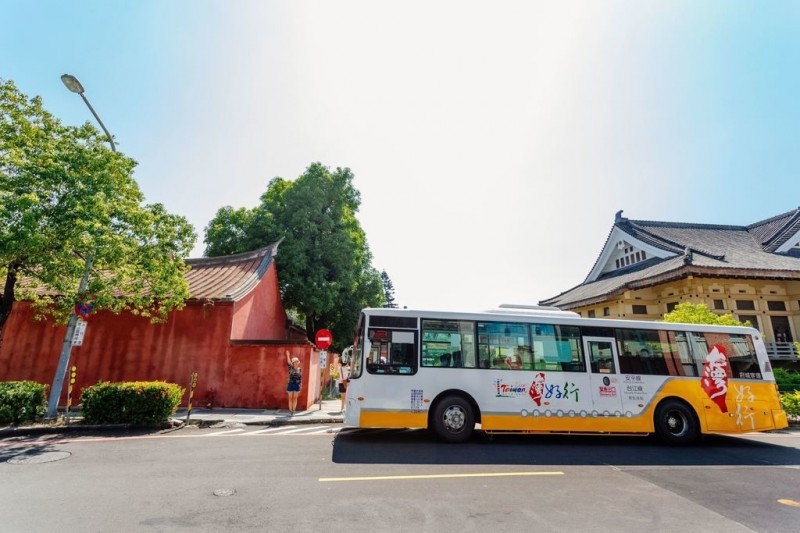 疫情即將解封，體驗旅遊平台KLOOK呼籲觀光旅遊業者，即早橫向串聯佈署，讓消費者搭乘大眾交通工具也能暢遊台南各大景點。（KLOOK提供）