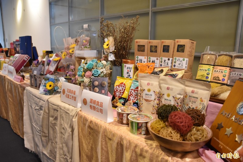 雲林觀光工廠及各商圈店家的商品琳琅滿目。（記者黃淑莉攝）