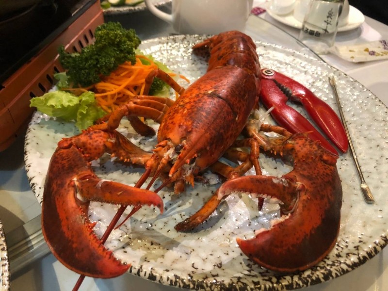 相當受歡迎的龍蝦大餐一隻活龍蝦只賣400元，不少饕客躍躍欲試。（業者提供）