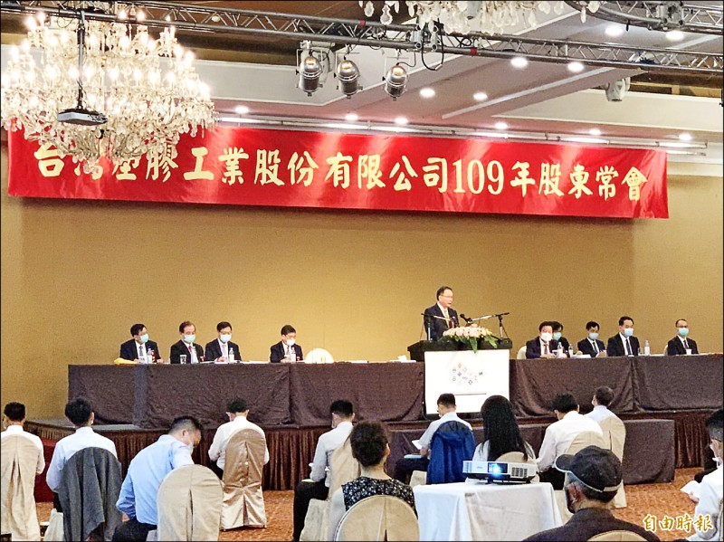 台塑昨召開股東會，董事長林健男表示今年石化景氣雖不容樂觀，但台塑仍會繼續擴產與投資。（記者張慧雯攝）