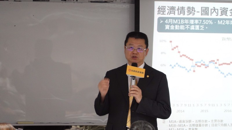 永慶房產集團業務總經理葉凌棋表示,以目前房市交易量推估,上半年買賣移轉棟數可能落在14.2萬至14.6萬棟間,相比去年同期,落差幅度在-1%至2%內。(記者徐義平攝)
