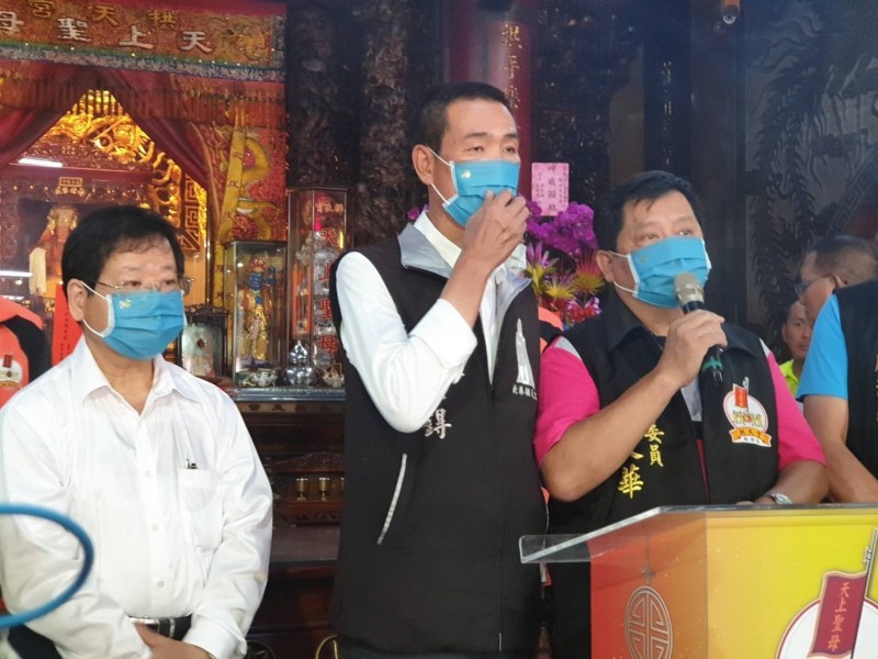 左至右為萬泰科董事長張銘烈、、北港朝天宮董事長蔡咏鍀、白沙屯拱天宮主任委員洪文華。（網友提供）