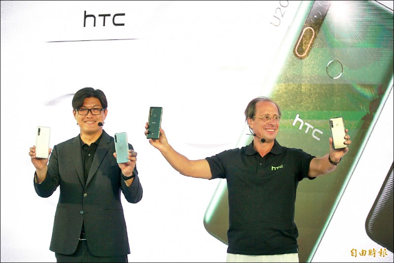 宏達電全球首款台灣製造5G手機7月開賣。圖右為宏達電執行長梅特爾（Yves Maitre），圖左為宏達電台灣區總經理陳柏諭。（記者王憶紅攝）