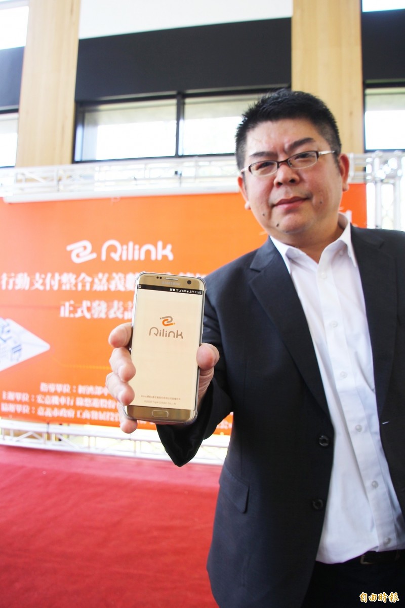 宏嘉機車行負責人陳慶全說明Rilink APP使用方式。（記者林宜樟攝）