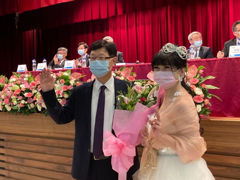 股市「小何麗玲」黃雪芬並對鴻海經營團隊獻花，董事長劉揚偉代為接受。（記者陳柔蓁攝）