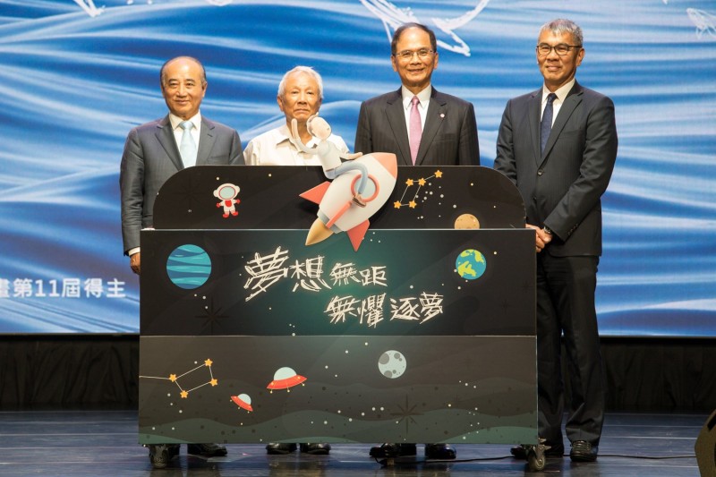 本屆KEEP WALKING夢想資助計畫由左起：立法院前院長王金平、中研院院士曾志朗、立法院長游錫堃、台灣帝亞吉歐協理許鴻鵬揭曉得主。（帝亞吉歐提供）