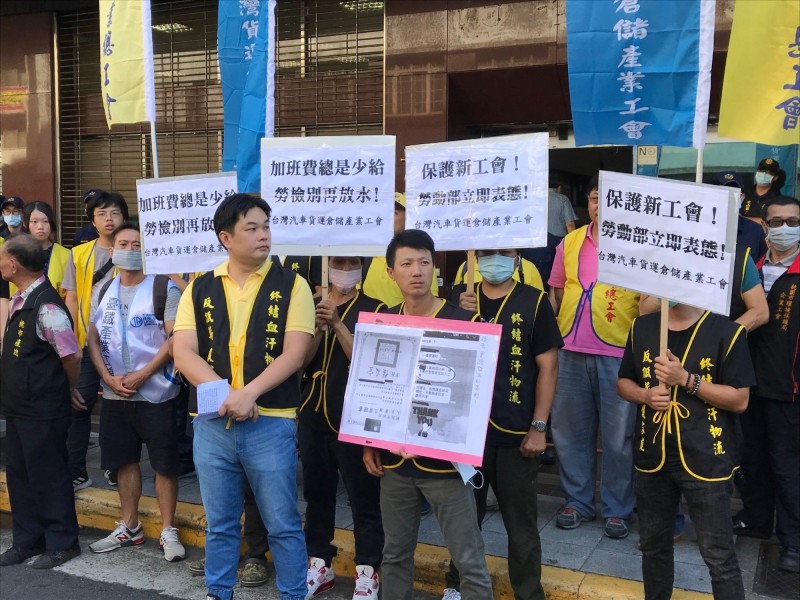 台灣汽車貨運暨倉儲業產業工會到勞動部前抗議。（記者李雅雯攝）